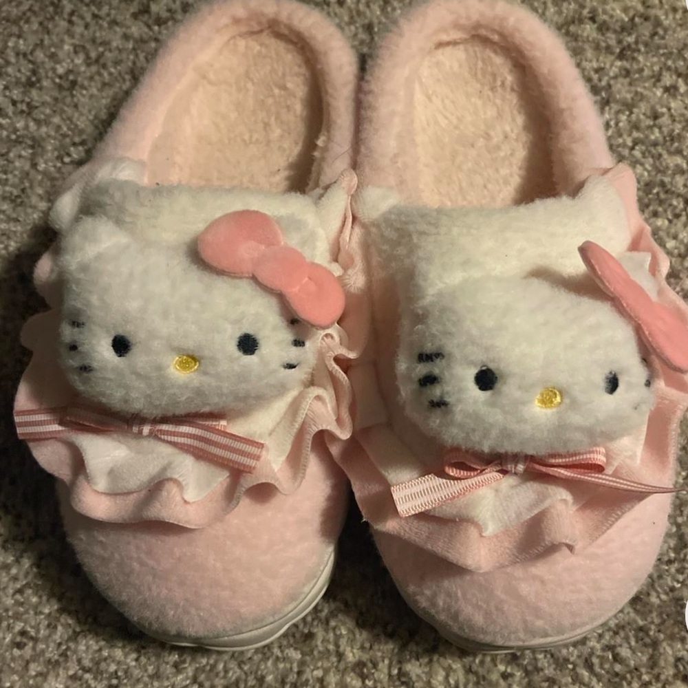 Hello kitty slippers size 6 in women’s